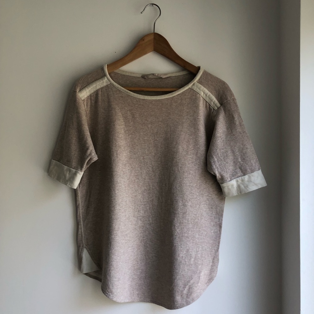 Humanoid short-sleeved sweatshirt.